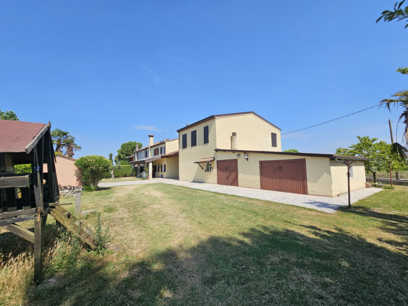 Proponiamo in vendita a Ponso, in un contesto tranquillo, spettacolare bifamiliare con ampia area...