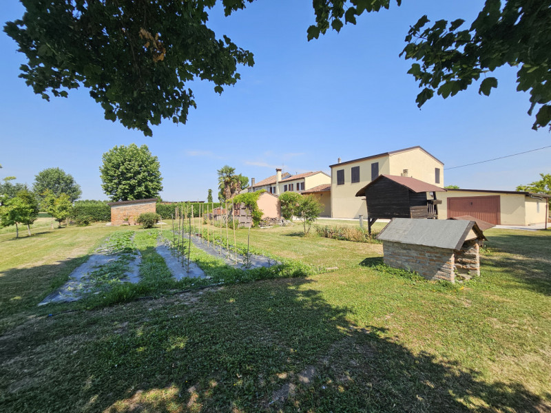 Proponiamo in vendita a Ponso, in un contesto tranquillo, spettacolare bifamiliare con ampia area...