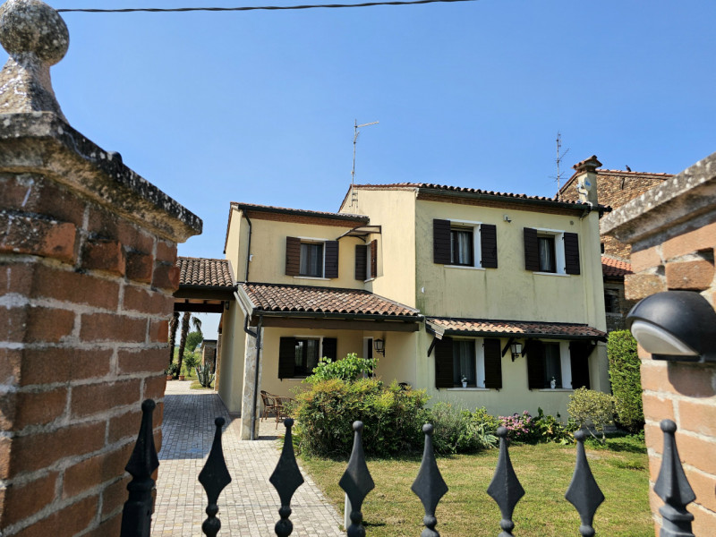 Proponiamo in vendita a Ponso, in un contesto tranquillo, spettacolare bifamiliare con ampia area...