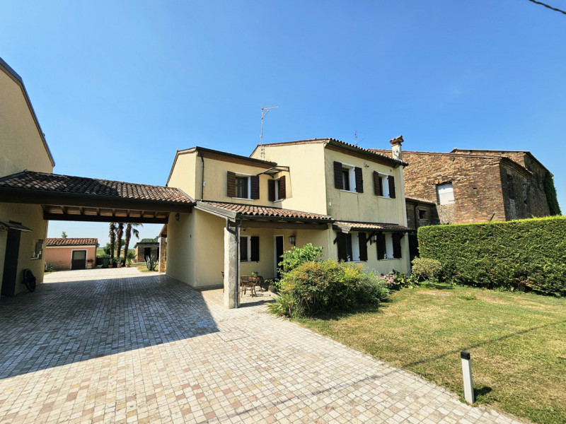 Proponiamo in vendita a Ponso, in un contesto tranquillo, spettacolare bifamiliare con ampia area...