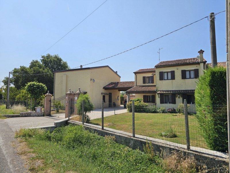 Proponiamo in vendita a Ponso, in un contesto tranquillo, spettacolare bifamiliare con ampia area...