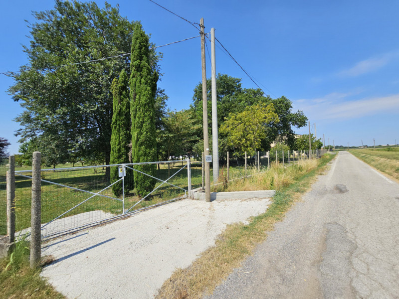 Proponiamo in vendita a Ponso, in un contesto tranquillo, spettacolare bifamiliare con ampia area...