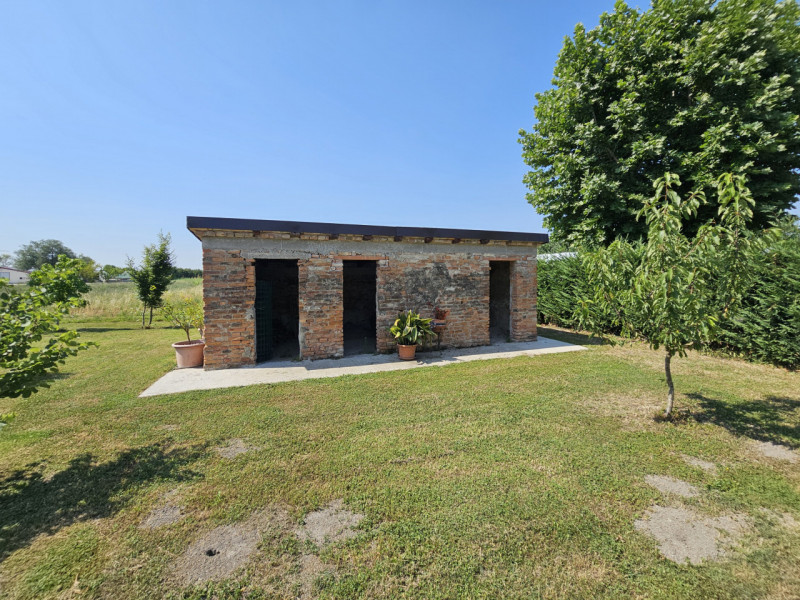 Proponiamo in vendita a Ponso, in un contesto tranquillo, spettacolare bifamiliare con ampia area...