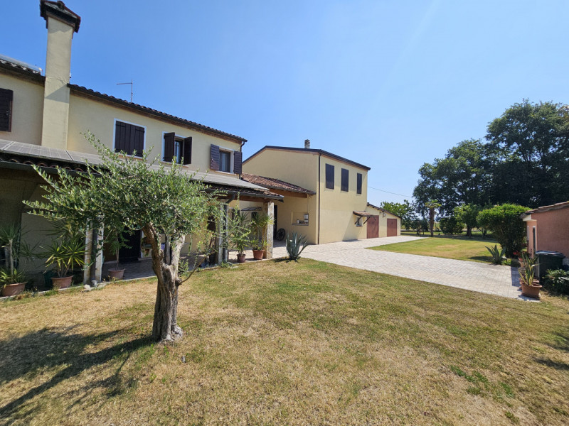 Proponiamo in vendita a Ponso, in un contesto tranquillo, spettacolare bifamiliare con ampia area...
