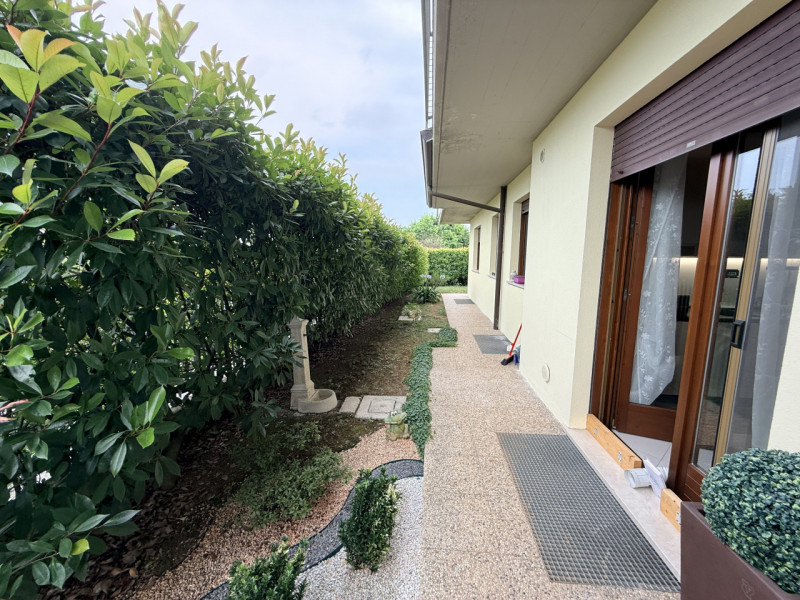 SCHIO: In tranquilla zona residenziale proponiamo in vendita appartamento trilocale al piano terr...