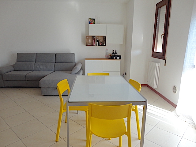 In una bella palazzina con ascensore, in un tranquillo e verdeggiante quartiere di Montà, è dispo...