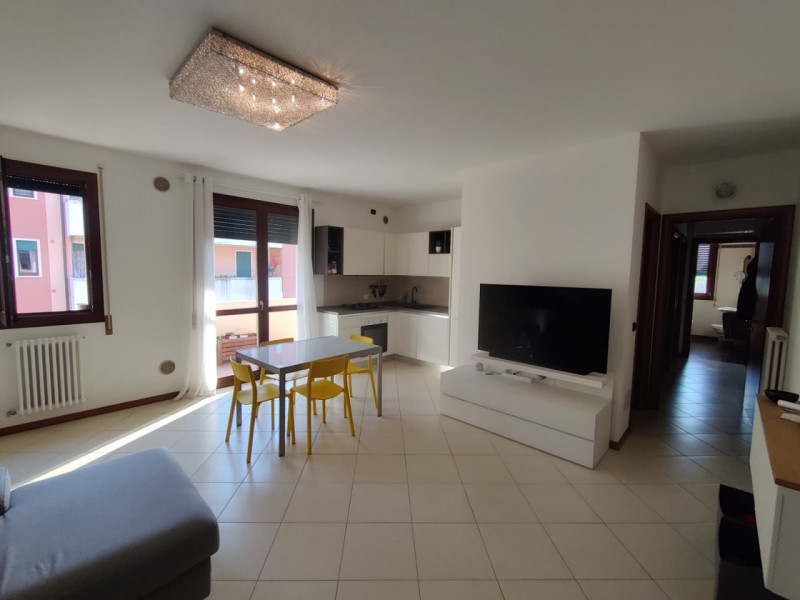 In una bella palazzina con ascensore, in un tranquillo e verdeggiante quartiere di Montà, è dispo...