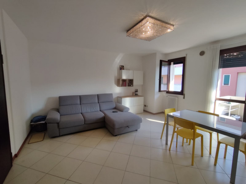 In una bella palazzina con ascensore, in un tranquillo e verdeggiante quartiere di Montà, è dispo...