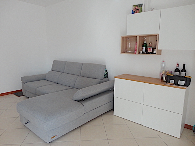 In una bella palazzina con ascensore, in un tranquillo e verdeggiante quartiere di Montà, è dispo...