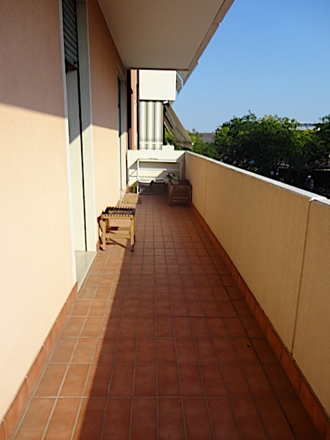 In una bella palazzina con ascensore, in un tranquillo e verdeggiante quartiere di Montà, è dispo...