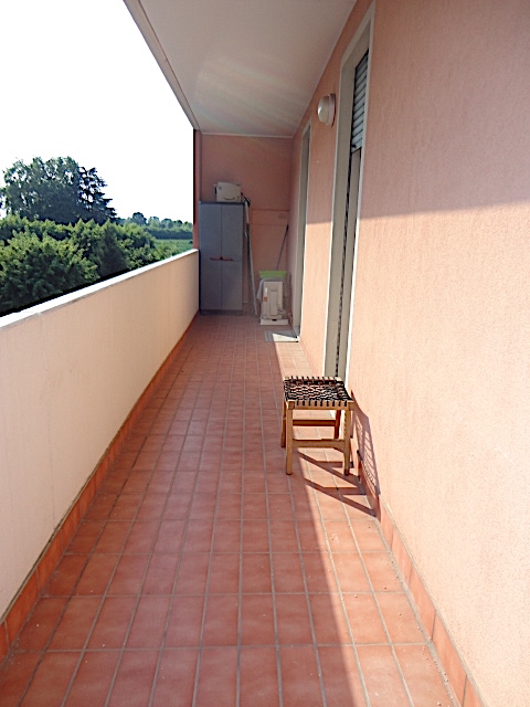 In una bella palazzina con ascensore, in un tranquillo e verdeggiante quartiere di Montà, è dispo...