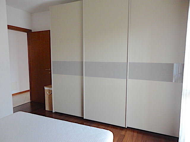 In una bella palazzina con ascensore, in un tranquillo e verdeggiante quartiere di Montà, è dispo...