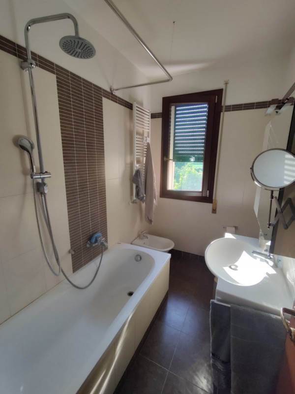 In una bella palazzina con ascensore, in un tranquillo e verdeggiante quartiere di Montà, è dispo...