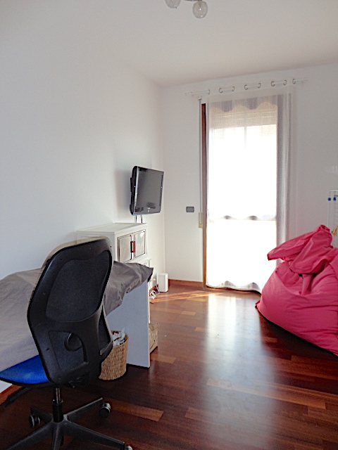 In una bella palazzina con ascensore, in un tranquillo e verdeggiante quartiere di Montà, è dispo...