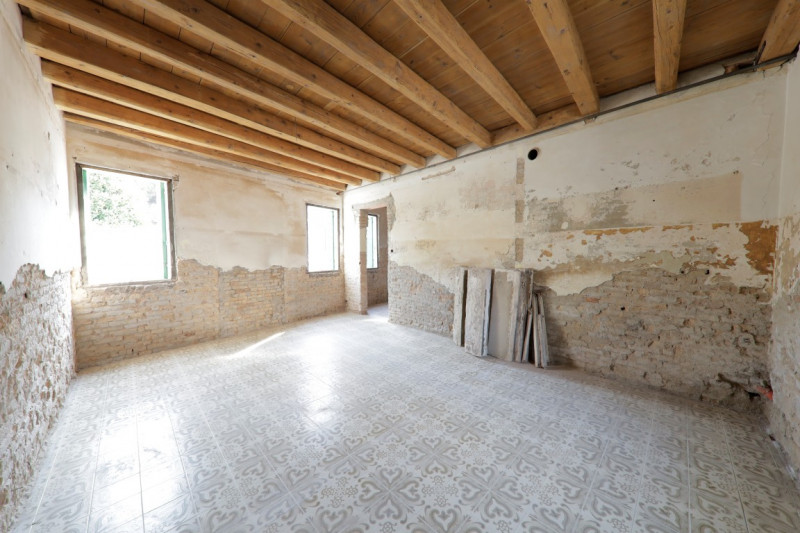 COMPOSIZIONE:
Proponiamo in vendita porzione di bifamiliare completamente ristrutturata, sviluppa...
