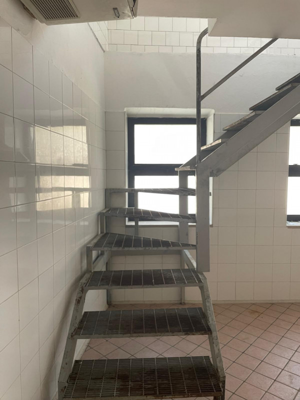 UBICAZIONE E CONTESTO
L'immobile è situato al piano terra di un complesso ben tenuto risalente ag...
