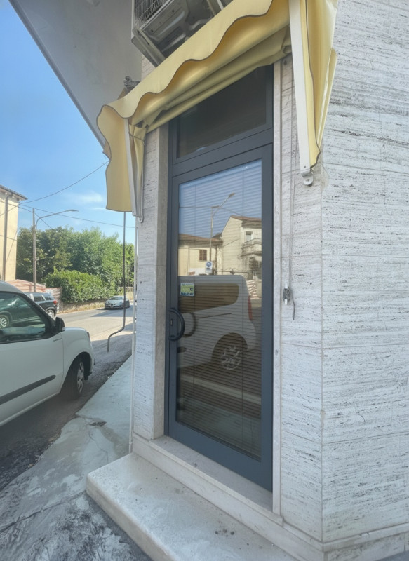 UBICAZIONE E CONTESTO
L'immobile è situato al piano terra di un complesso ben tenuto risalente ag...