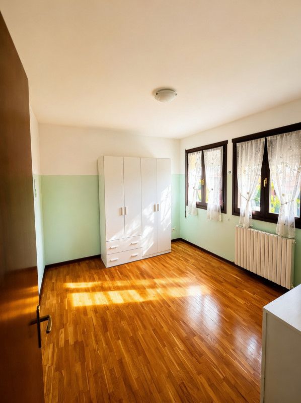 COMPOSIZIONE:
Proponiamo in vendita appartamento sviluppato al secondo e terzo piano. Sul primo l...