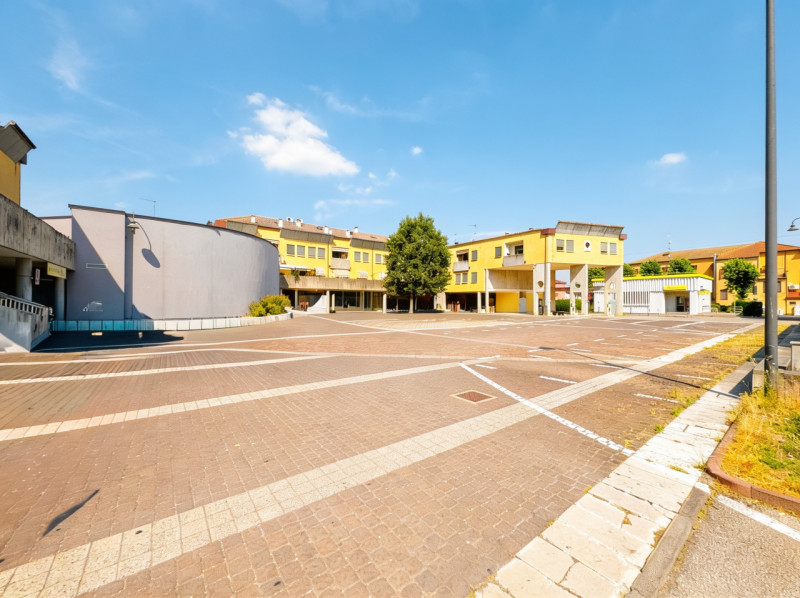 COMPOSIZIONE:
Proponiamo in vendita appartamento sviluppato al secondo e terzo piano. Sul primo l...