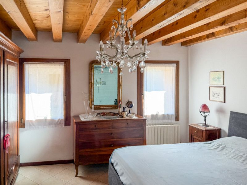 (per INFO Vittorio 3517343301) Nel cuore di Giavera del Montello proponiamo in vendita un elegant...