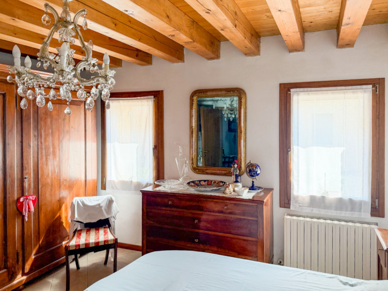 (per INFO Vittorio 3517343301) Nel cuore di Giavera del Montello proponiamo in vendita un elegant...