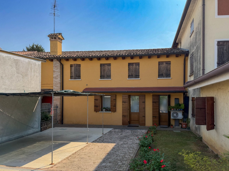 (per INFO Vittorio 3517343301) Nel cuore di Giavera del Montello proponiamo in vendita un elegant...