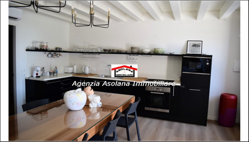 In contesto di pregio in posizione dominante, affittasi casa a schiera centrale ed indipendente a...