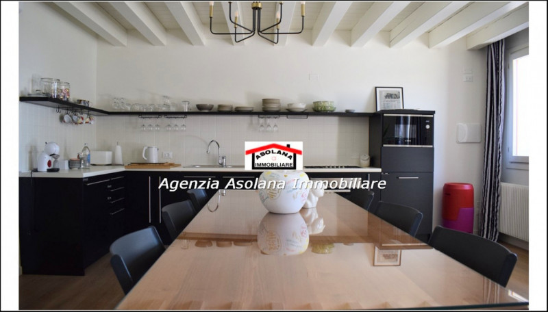 In contesto di pregio in posizione dominante, affittasi casa a schiera centrale ed indipendente a...