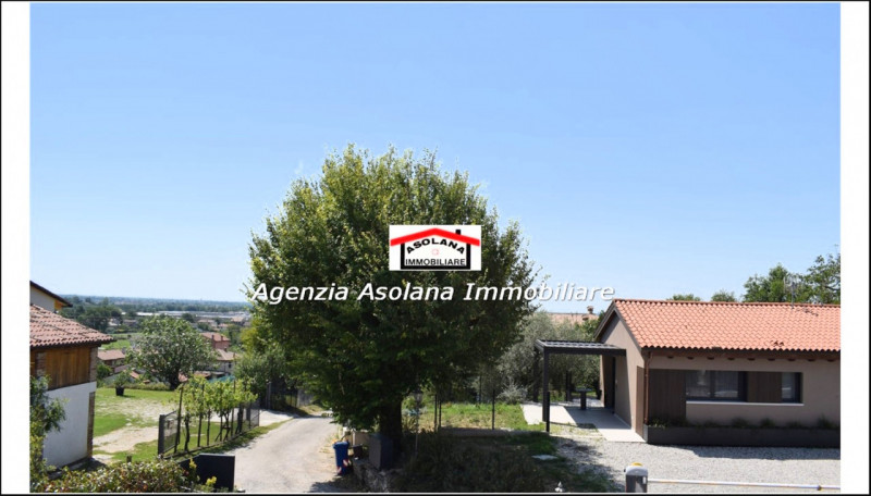 In contesto di pregio in posizione dominante, affittasi casa a schiera centrale ed indipendente a...
