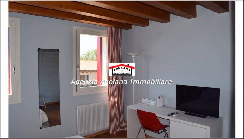 In contesto di pregio in posizione dominante, affittasi casa a schiera centrale ed indipendente a...