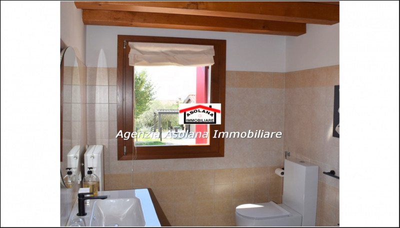 In contesto di pregio in posizione dominante, affittasi casa a schiera centrale ed indipendente a...