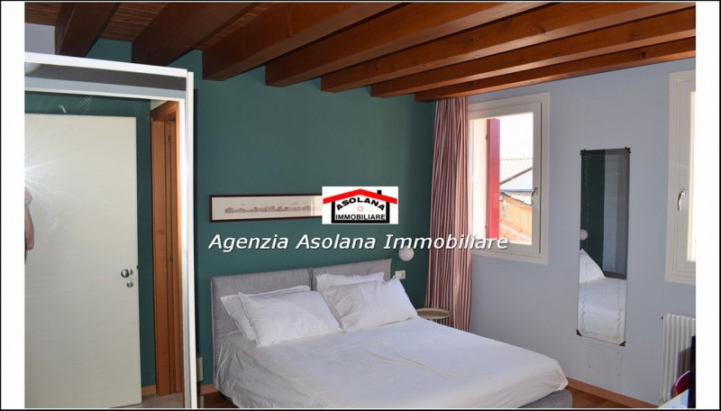 In contesto di pregio in posizione dominante, affittasi casa a schiera centrale ed indipendente a...