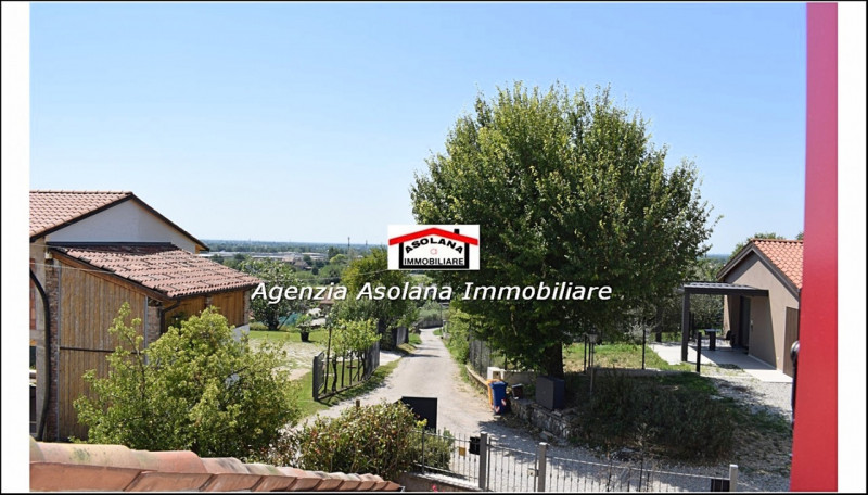 In contesto di pregio in posizione dominante, affittasi casa a schiera centrale ed indipendente a...
