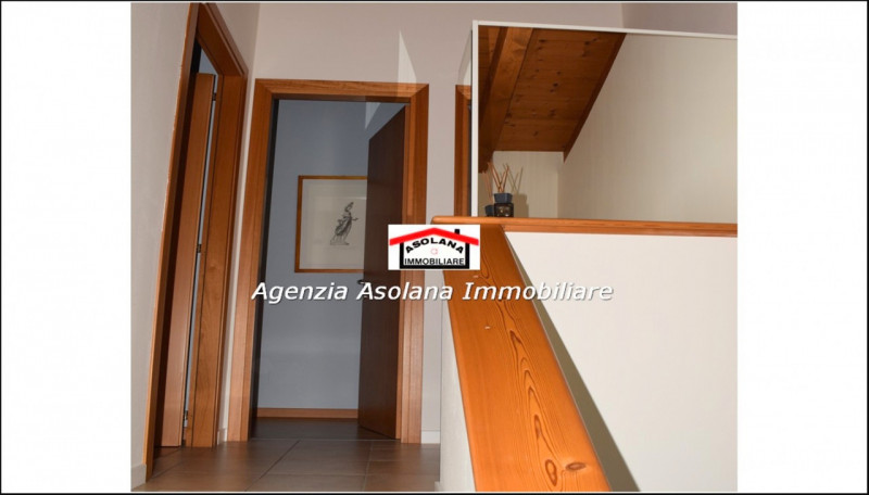 In contesto di pregio in posizione dominante, affittasi casa a schiera centrale ed indipendente a...