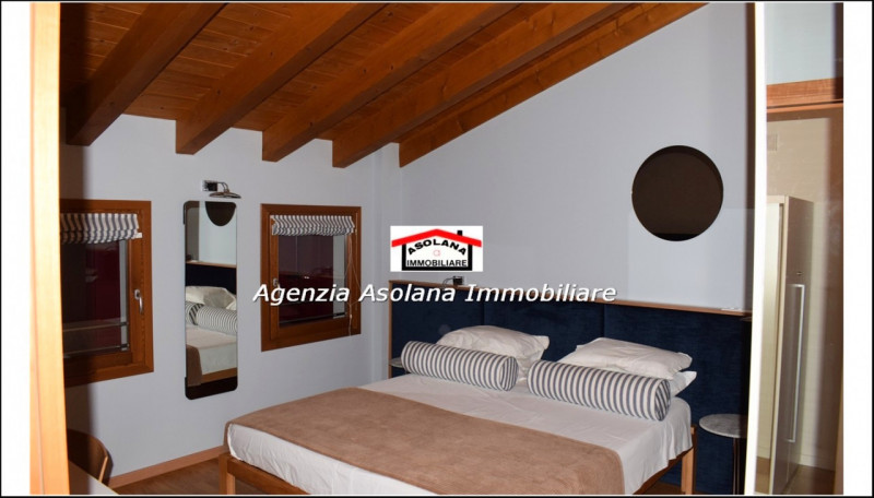 In contesto di pregio in posizione dominante, affittasi casa a schiera centrale ed indipendente a...