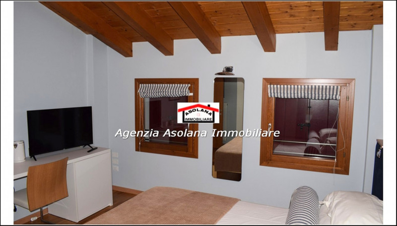 In contesto di pregio in posizione dominante, affittasi casa a schiera centrale ed indipendente a...