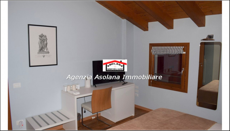 In contesto di pregio in posizione dominante, affittasi casa a schiera centrale ed indipendente a...