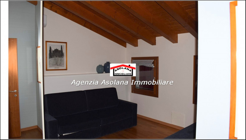 In contesto di pregio in posizione dominante, affittasi casa a schiera centrale ed indipendente a...