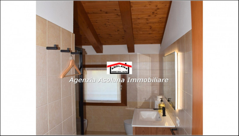 In contesto di pregio in posizione dominante, affittasi casa a schiera centrale ed indipendente a...