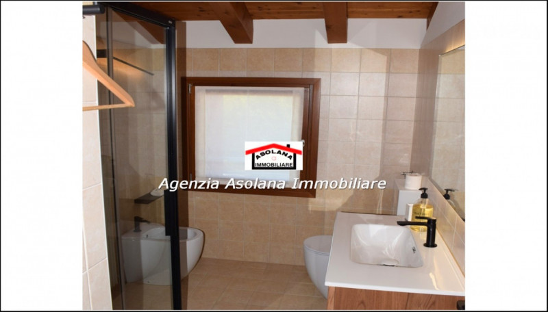 In contesto di pregio in posizione dominante, affittasi casa a schiera centrale ed indipendente a...