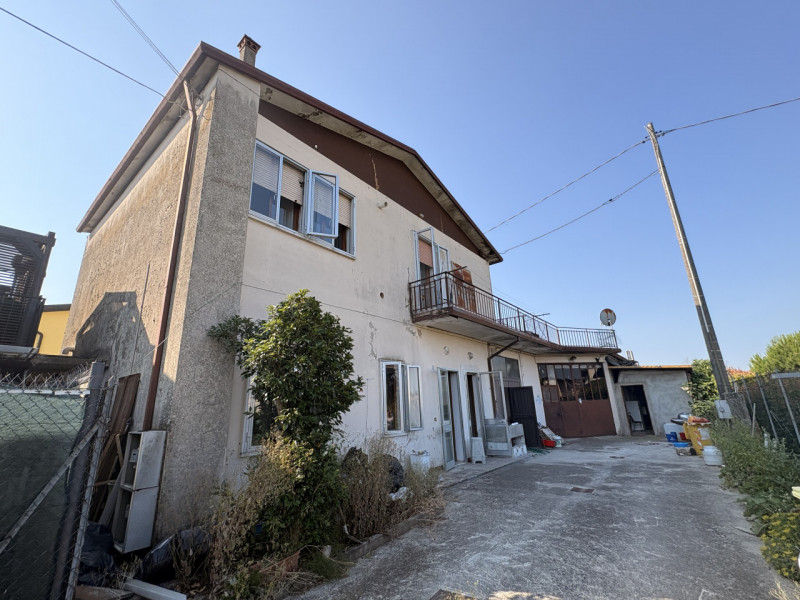 In vendita nel comune di Cadoneghe, proponiamo un'interessante soluzione indipendente unica nel s...
