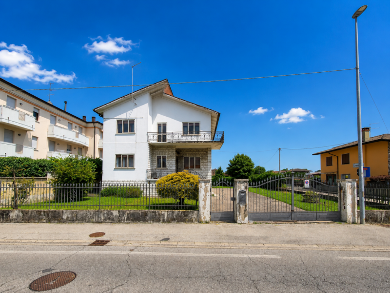 Nel cuore di Tombolo, in una posizione tranquilla e riservata, sorge questa affascinante villa si...