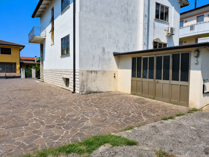 Nel cuore di Tombolo, in una posizione tranquilla e riservata, sorge questa affascinante villa si...