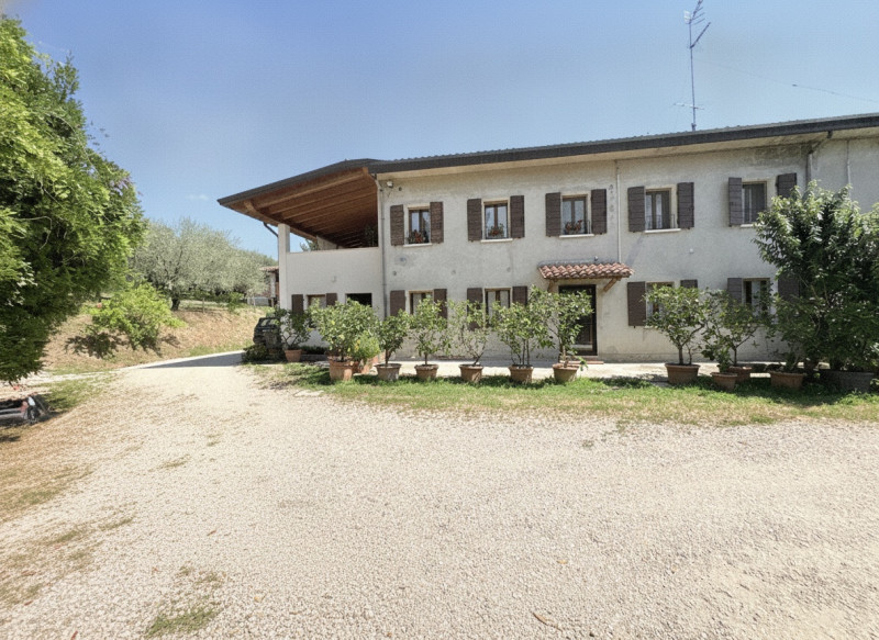 Nel suggestivo scenario dei Colli Euganei, a **Galzignano Terme**, immersa tra vigneti e oliveti,...