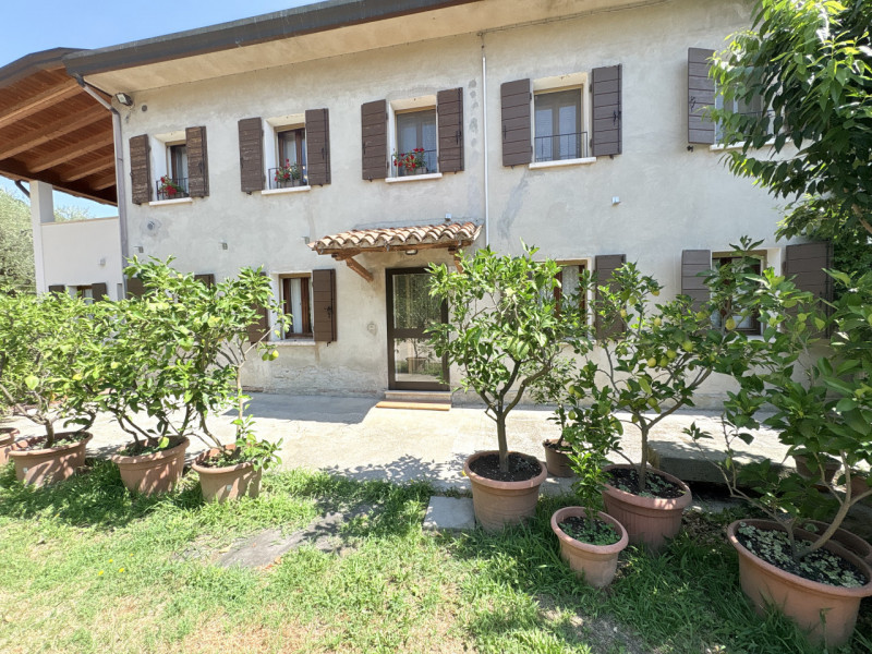 Nel suggestivo scenario dei Colli Euganei, a **Galzignano Terme**, immersa tra vigneti e oliveti,...