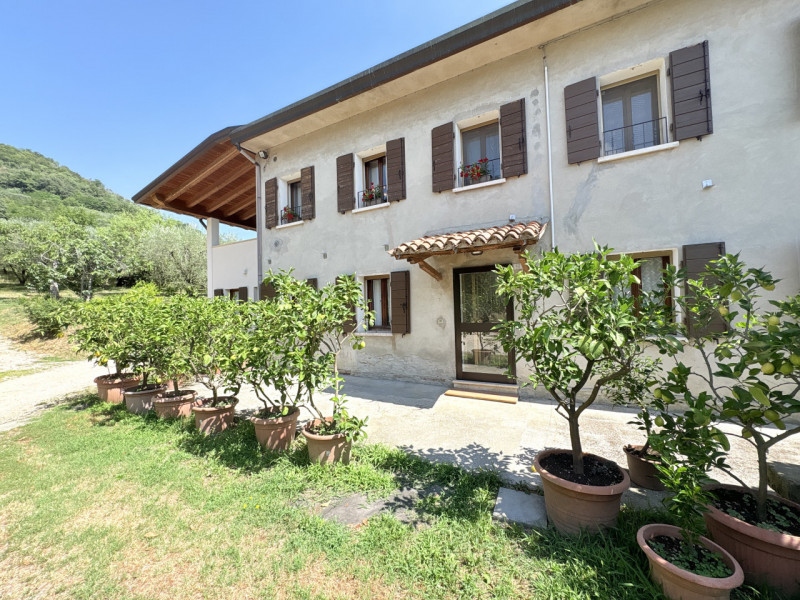 Nel suggestivo scenario dei Colli Euganei, a **Galzignano Terme**, immersa tra vigneti e oliveti,...