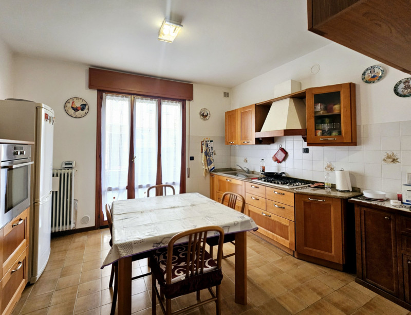 Proponiamo in vendita, per investimento, un accogliente appartamento situato al piano terra di un...