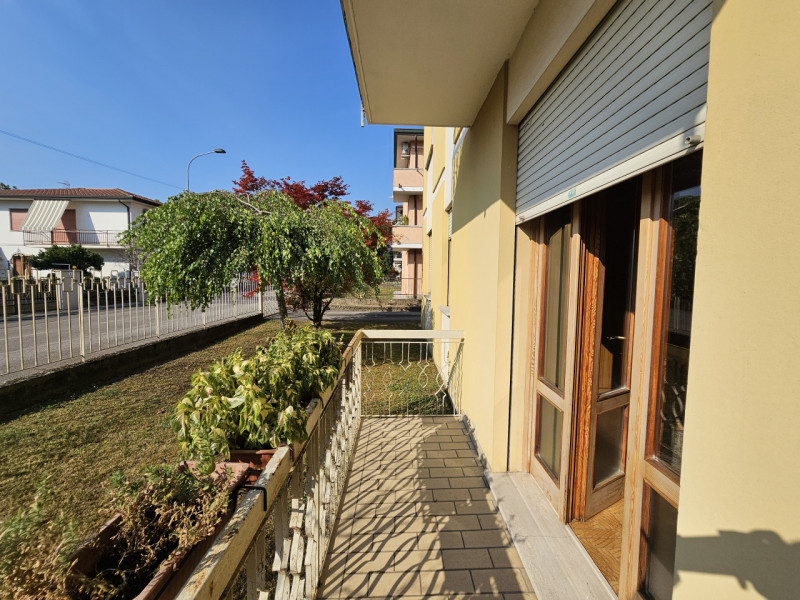 Proponiamo in vendita, per investimento, un accogliente appartamento situato al piano terra di un...