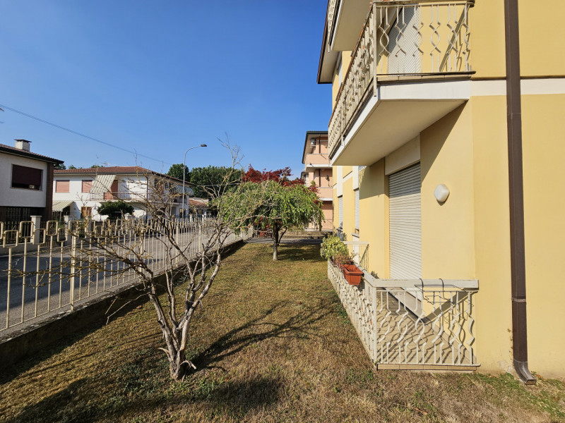 Proponiamo in vendita, per investimento, un accogliente appartamento situato al piano terra di un...