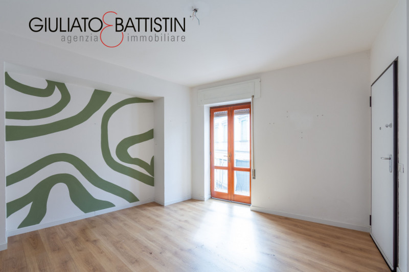 Altavilla centro in palazzina di sole due unità proponiamo libero, spazioso (mq. 155) tricamere o...